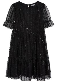 Černé šaty z průsvitné tkaniny s flitry, s krátkými volánkovými rukávy, kulatým výstřihem a sukní v několika vrstvách.