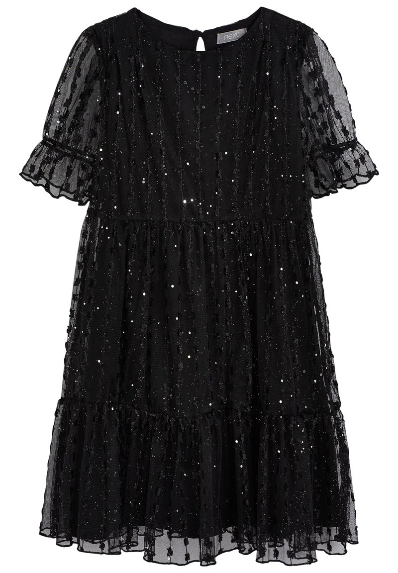 Černé šaty z průsvitné tkaniny s flitry, s krátkými volánkovými rukávy, kulatým výstřihem a sukní v několika vrstvách.