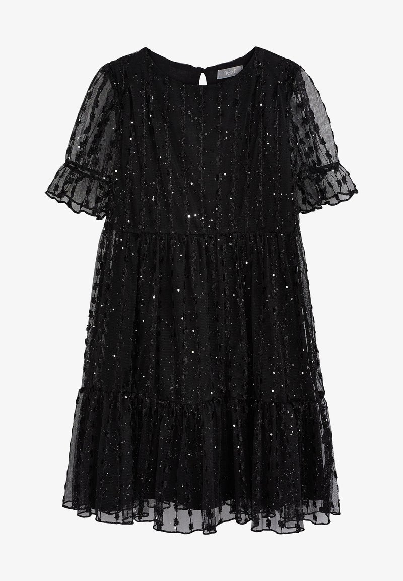 Černé šaty z průsvitné tkaniny s flitry, s krátkými volánkovými rukávy, kulatým výstřihem a sukní v několika vrstvách.