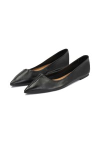 Mocasines de cuero negro con un diseño de punta afilada, textura suave y un tacón bajo. Lados abiertos con una silueta esbelta.