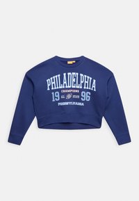 Sweatshirt encurtado azul-marinho feito de tecido macio, apresentando "PHILADELPHIA 1996 CAMPEÕES TUDO O ESTADO DA PENNSYLVÂNIA" em impressão azul-clara.