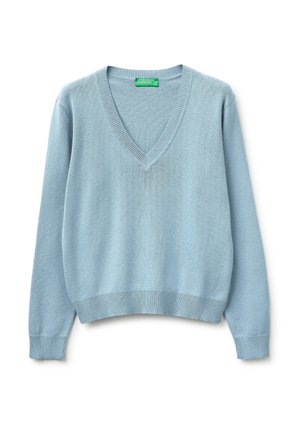 Lichtblauwe V-hals trui met lange mouwen, geribde manchetten en zoom, plat gelegen met het groene label van United Colors of Benetton bij de halslijn.