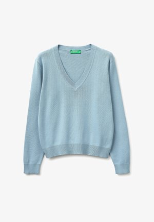 Hellblauer Langarmpullover mit V-Ausschnitt, gerippten Bündchen und Saum, flach liegend präsentiert mit grünem "United Colors of Benetton"-Etikett am Halsausschnitt.