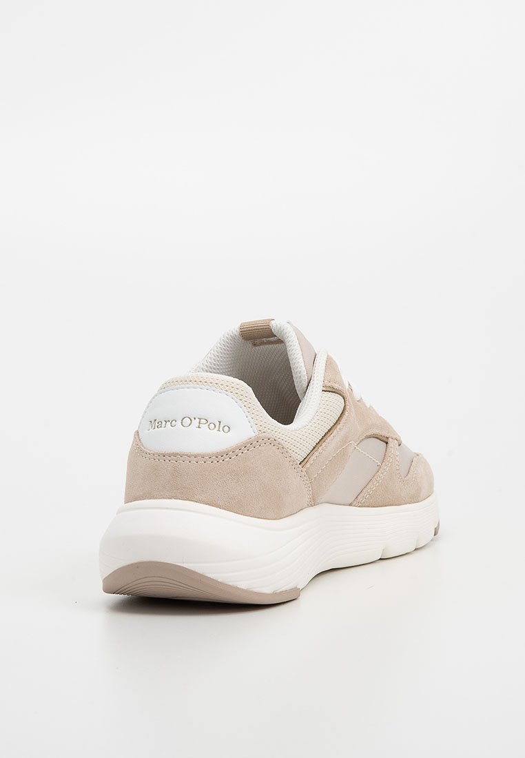 Schuhe aus hellbraunem Wildleder und Mesh, mit einer gepolsterten weißen Zwischensohle und einem subtilen Logo an der Ferse. Abgerundetes, modernes Design.