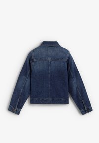 Denimjakke med en mellemblå vask, lange ærmer, spidse kraver, rygsømsdetalje og knapmanchetter. Klassisk pasform med en glat tekstur.