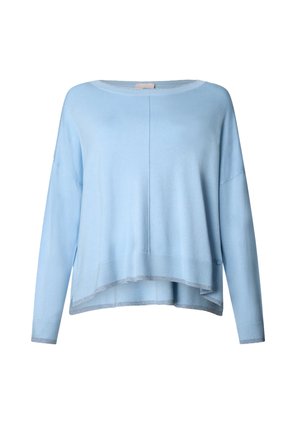 Maglione azzurro chiaro a maniche lunghe lavorato a maglia con scollo rotondo e orlo asimmetrico, più ampio sul retro che sul davanti.