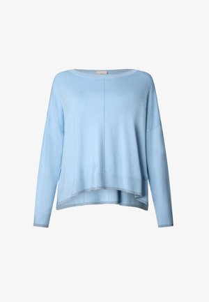 Maglione azzurro chiaro a maniche lunghe lavorato a maglia con scollo rotondo e orlo asimmetrico, più ampio sul retro che sul davanti.