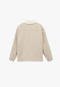 Beige jakke med et struktureret stof, hvid fleecekrave og lange ærmer. Har en lige pasform og knaplukning ved manchetterne.