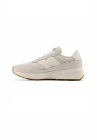 Scarpa sportiva chiara realizzata in materiali scamosciati e rete. Presenta un collare imbottito, design con lacci e una suola in gomma con grip testurizzato.
