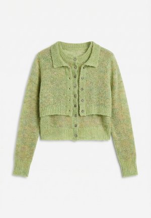 Πλεκτή κοντή ζακέτα σε ανοιχτό πράσινο χρώμα με μακριά μανίκια, κουμπιά στο μπροστινό μέρος και προσθαφαιρούμενο κοντό στρώμα με γιακά.