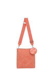 Korallefarbene Umhängetasche mit strukturiertem Finish, verstellbarem Riemen und einem abnehmbaren runden Täschchen mit einem glatten, durchsichtigen Akzent.