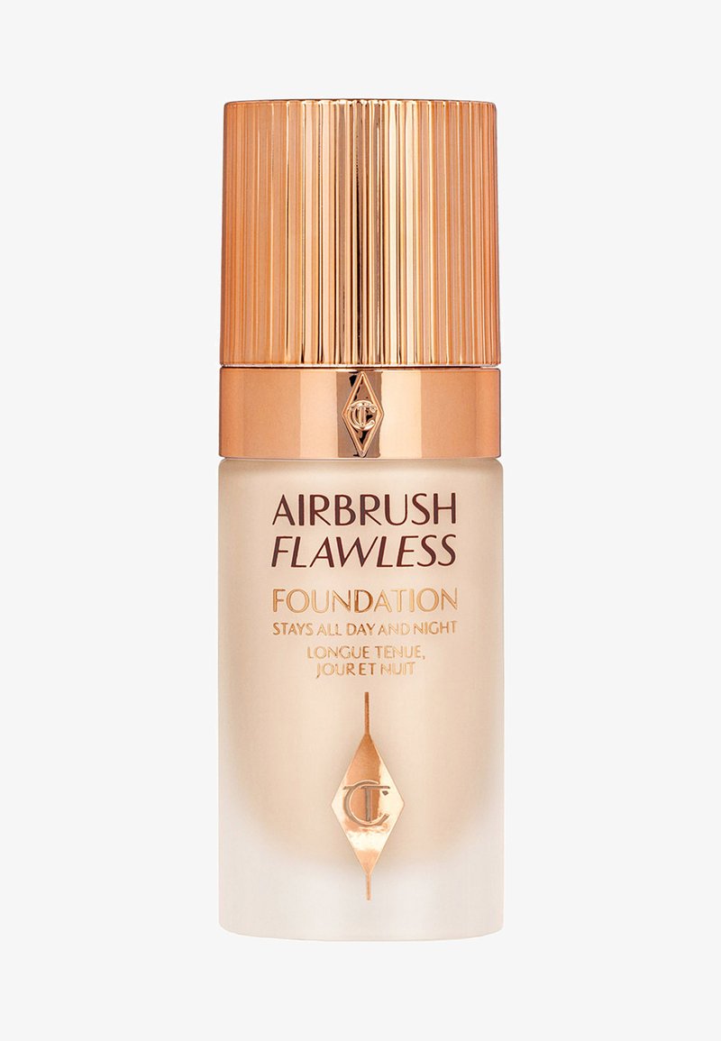 Airbrush Flawless Foundation Flasche mit goldfarbener Riffelung auf dem Deckel, klarem Glasgehäuse und goldfarbener Schrift; designed für langanhaltendes Tragen.