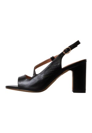 Zwarte leren open teen slingback schoen met een gouden gesp en blokhak, zijaanzicht op een witte achtergrond.