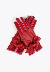 Röda läderhandskar med rosa detaljer och stora rosetter vid handlederna. Slät yta med en åtsittande design och fem fingrar.
