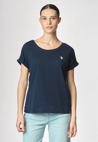 T-shirt blu navy a maniche corte realizzata in morbido materiale con scollatura rotonda, dotata di un piccolo logo azzurro sul lato sinistro del petto.