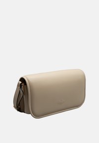 Borsa clutch in pelle beige dal design elegante, con una superficie liscia e un logo sottile impresso sulla parte frontale. Inclusa una tracolla regolabile.