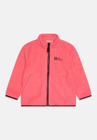 Veste en polaire de couleur rose vif avec un col haut, fermeture zippée sur toute la longueur, deux poches latérales et une bordure bordeaux foncé. Logo sur la poitrine gauche.