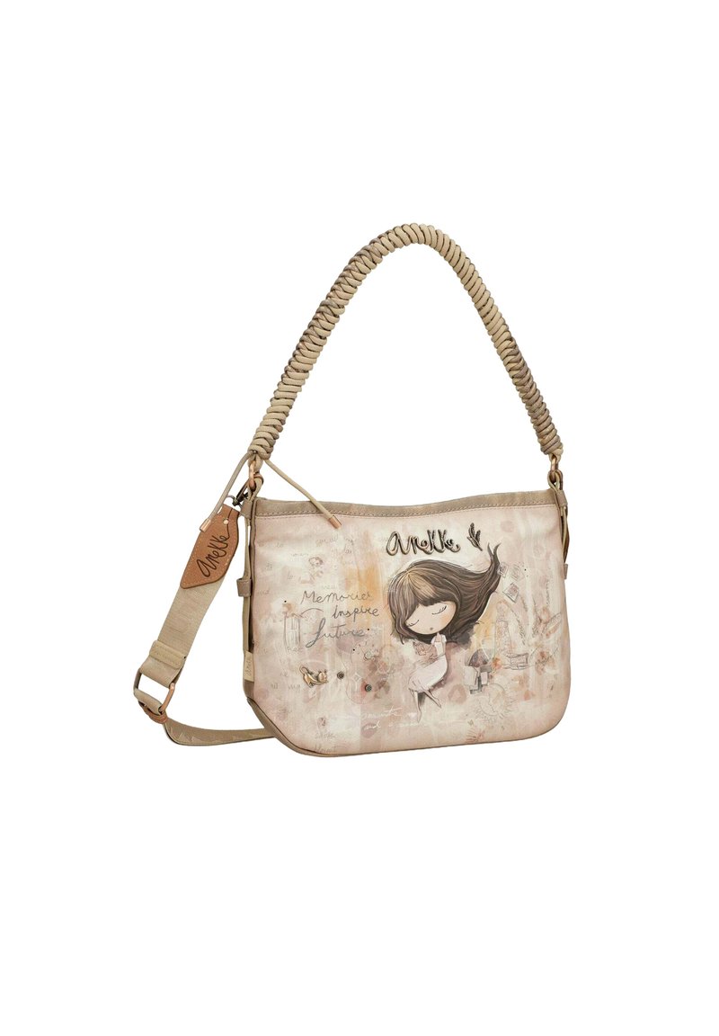 Beige schoudertas van stof met een geweven strap, voorzien van een speelse illustratie van een meisje en de tekst "Herinneringen Inspireren Toekomst."