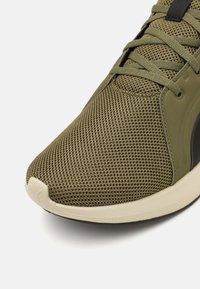 Puma SOFTRIDE CARSON UNISEX - Chaussures fitness - olive/black/desert dust