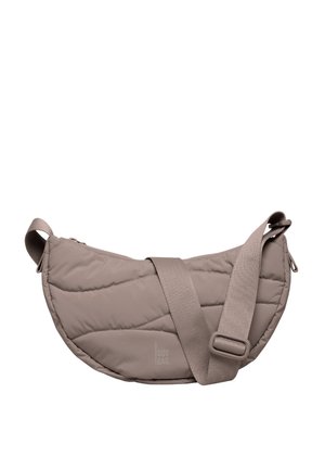 Borsa a spalla trapuntata in beige tenue con forma curva, tracolla regolabile e chiusura con zip. Presenta il logo impresso sul lato.