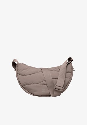 Gequilted schoudertas in verzacht beugel beige met een gebogen vorm, verstelbare schouderband en ritssluiting. Voorzien van een logo dat op de zijkant is geperst.