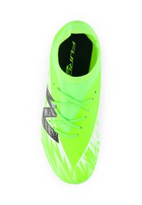 Chuteira de futebol verde brilhante com padrões em zigzag preto e branco, atacadores e uma palmilha preta com a palavra "FURON".