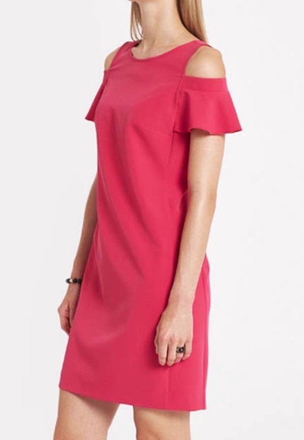 Rosa schulterfreies Kleid mit kurzen Rüscheärmeln, mit einem schlichten Schnitt und glatter Textur. Keine sichtbaren Muster oder Hardwaredetails.