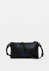 Sac bandoulière en cuir noir avec des motifs floraux bleus, de forme rectangulaire, doté d'une bandoulière réglable et d'une fermeture à zip. Texture lisse.