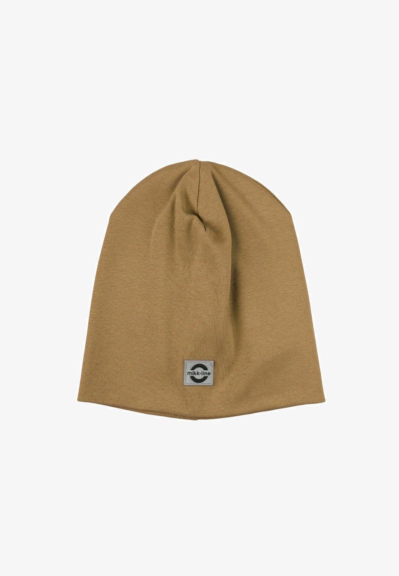 Beanie marrone in maglia realizzato in un tessuto morbido con una parte superiore arrotondata, caratterizzato da una patch con logo cucita a forma di quadrato sul lato.