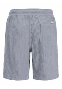 Short en tissu gris clair texturé avec une taille élastique et une poche plaquée unique sur le côté droit.