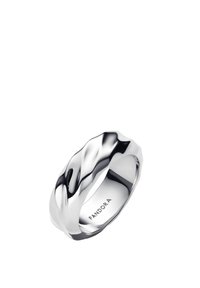 Anello in argento intrecciato con finitura lucida. Presenta superfici lisce e riflettenti e il logo "PANDORA" inciso all'interno.
