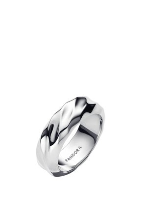Anello in argento intrecciato con finitura lucida. Presenta superfici lisce e riflettenti e il logo "PANDORA" inciso all'interno.