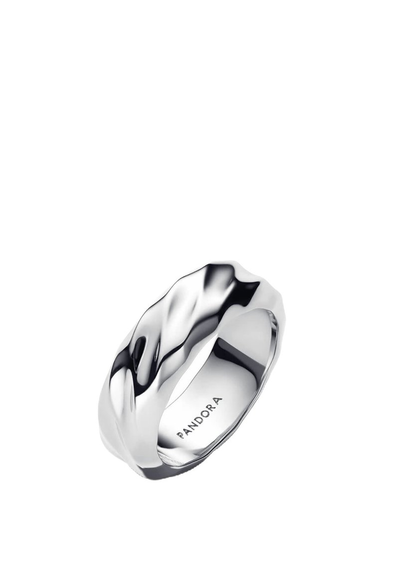 Anello in argento intrecciato con finitura lucida. Presenta superfici lisce e riflettenti e il logo "PANDORA" inciso all'interno.