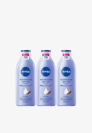 Drei NIVEA Verwöhnende Soft Milk Lotionflaschen mit 72h Feuchtigkeit und einer Abbildung von Sheabutter auf helllila Verpackung.