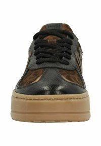 Zwarte en bruine leren sneaker met accenten van luipaardprint, textuurpanelen, zwarte veters en een beige rubberen zool. Vooraanzicht.