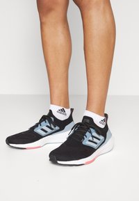 adidas Performance ULTRABOOST 22 czarny