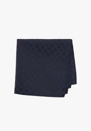 Marineblauwe opgevouwen sjaal met een subtiel bloemrijk jacquardmotief op een witte achtergrond.