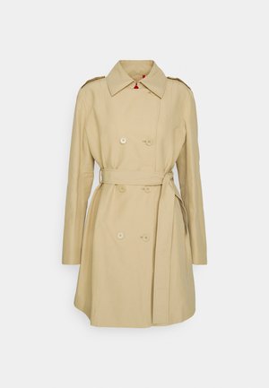 Beige trench coat, jossa on kaksirivinen etuosa, suuret napit ja sidottava vyötärö. Sisältää klassisen kauluksen ja pitkät hihat.