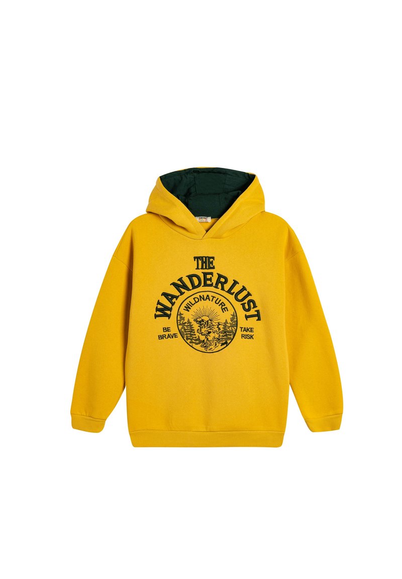 Sudadera amarilla con un forro interior verde, que presenta un gran gráfico negro con el texto "THE WANDERLUST" y una imaginería inspirada en la naturaleza.