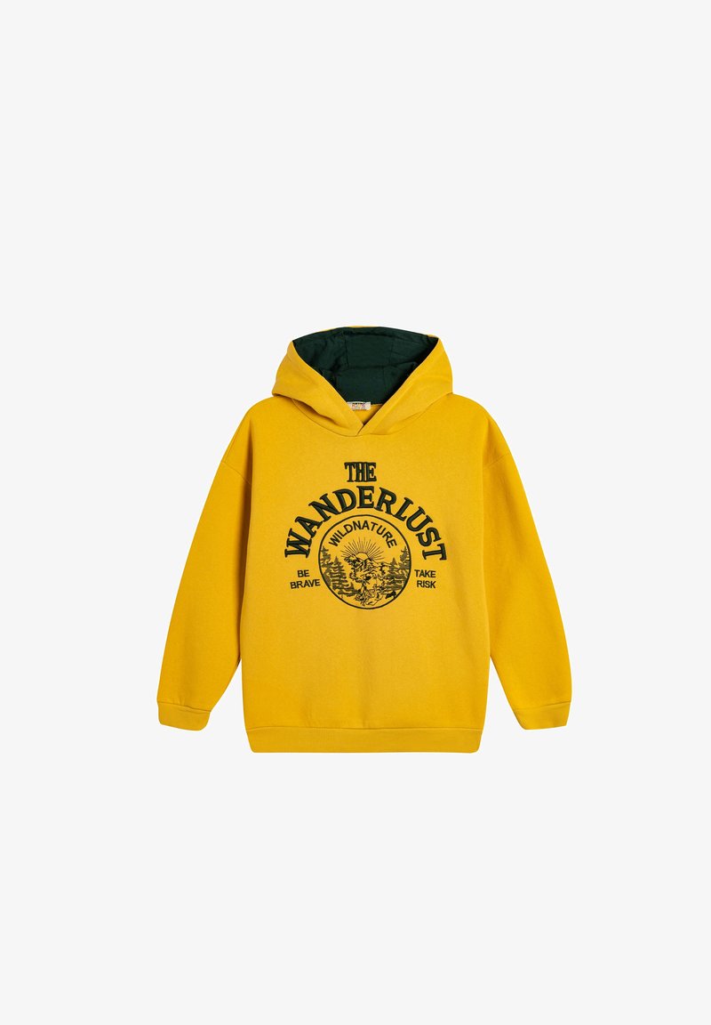 Sudadera amarilla con un forro interior verde, que presenta un gran gráfico negro con el texto "THE WANDERLUST" y una imaginería inspirada en la naturaleza.