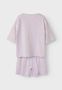 Lila katoen pyjama's met een losse top met korte mouwen en bijpassende shorts, beide met kleine, verspreide hartpatronen in het roze.
