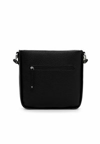 Borsa a tracolla in pelle nera testurizzata con una tasca frontale orizzontale con cerniera e fibbie in metallo argentato ai lati.