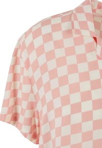 Chemise à manches courtes avec motif à carreaux rose et blanc cassé et col classique.