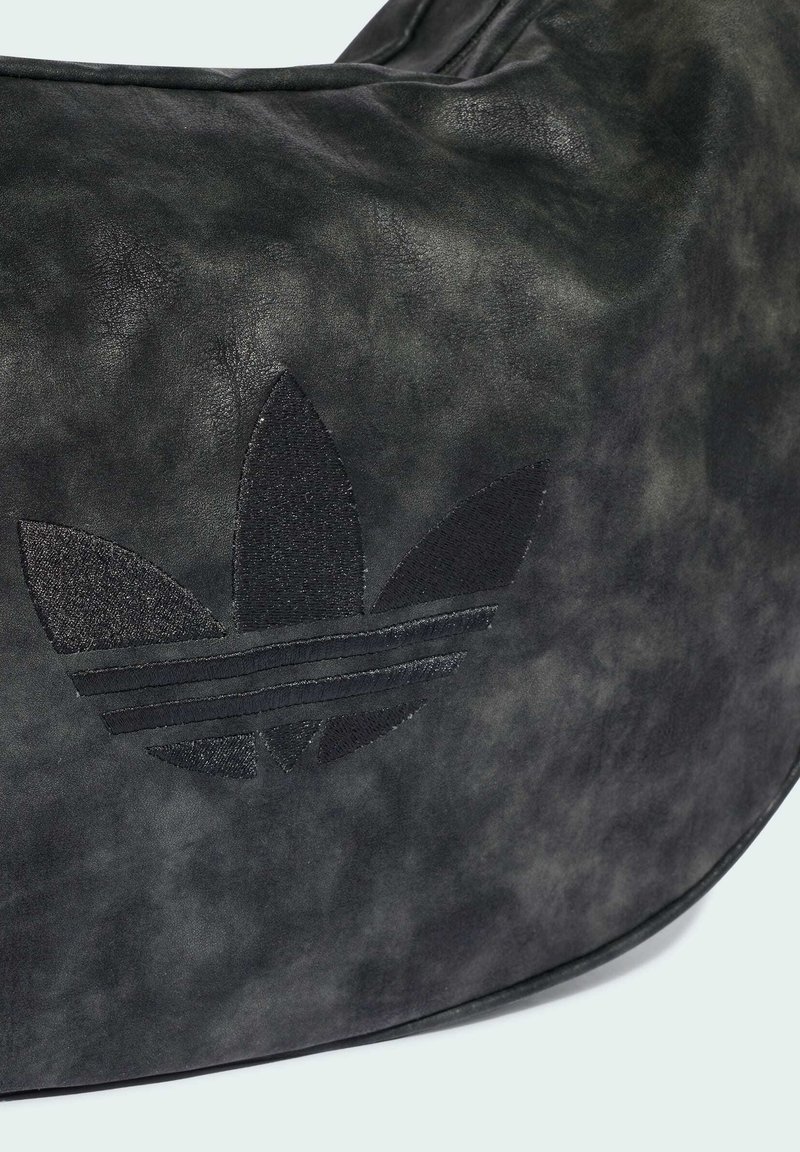 Schwarze strukturierte Stofftasche mit einem eingenähten Adidas-Trefoil-Logo aus passendem schwarzem Garn.