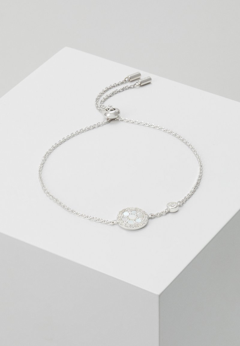 Silberarmband mit einem runden, gemusterten Anhänger mit kreisförmigen Einlagen. Glatte Kette mit einem Schiebverschluss für eine verstellbare Passform.