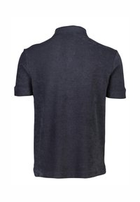 Tummansininen polo-paita, lyhyet hihat, teksturoitu kangas, klassinen kaulus ja yksinkertainen muotoilu. Ei näkyvää metalliosaa tai kuviotietoja.