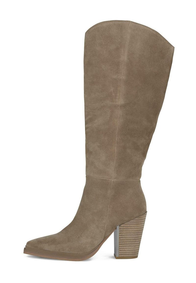 Bota de ante taupe hasta la rodilla con punta afilada y tacón cuadrado texturizado. Presenta una superficie lisa y un diseño de parte superior ajustado.