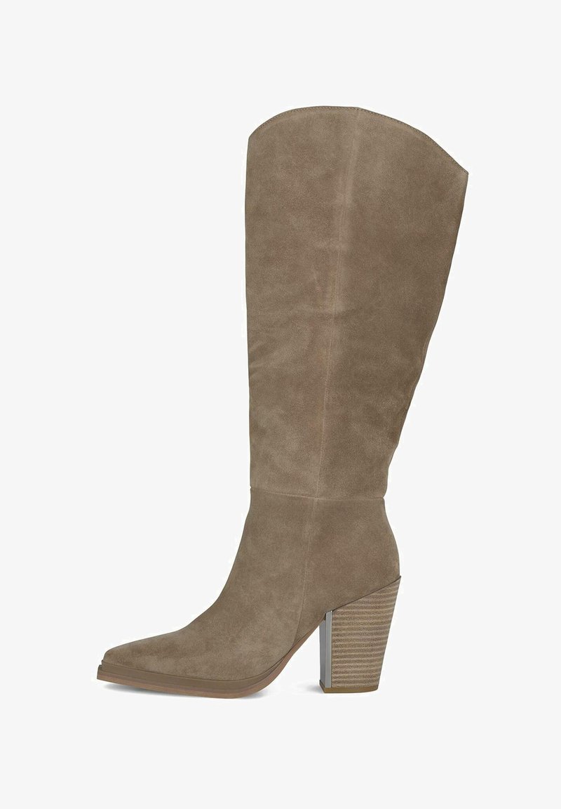 Bota de ante taupe hasta la rodilla con punta afilada y tacón cuadrado texturizado. Presenta una superficie lisa y un diseño de parte superior ajustado.