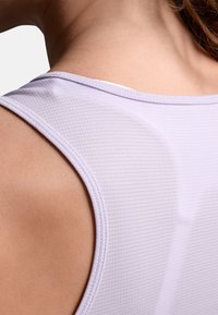 Lyse lilla atletisk tank top med tekstureret stof i ternet mønster, rund halsudskæring og bløde kanter. Fokus på detaljen bagpå.