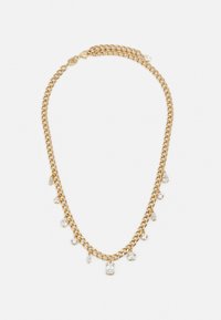 Gouden ketting met schakels en meerdere transparante edelstenen in verschillende maten, wat zorgt voor een textuur- en gelaagd uiterlijk.
